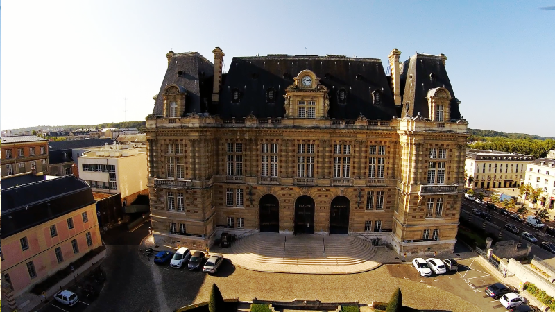 vue aérienne en drone de la Mairie de Versailles département 78