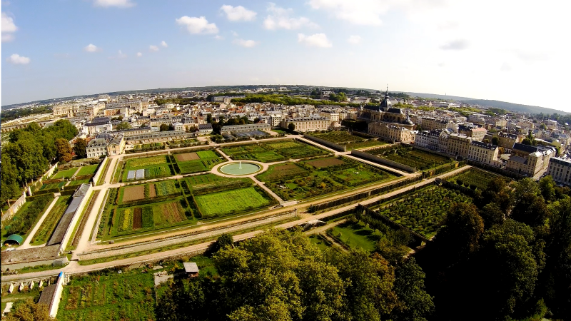 Vue aérienne rasante Promenade au potager du Roi en drone