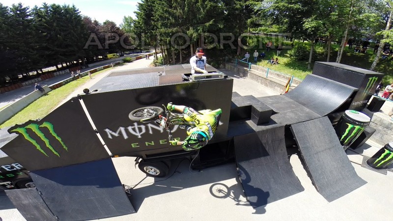 Ride en vélo de Fred Crosset sur le camion Monster photo de drone