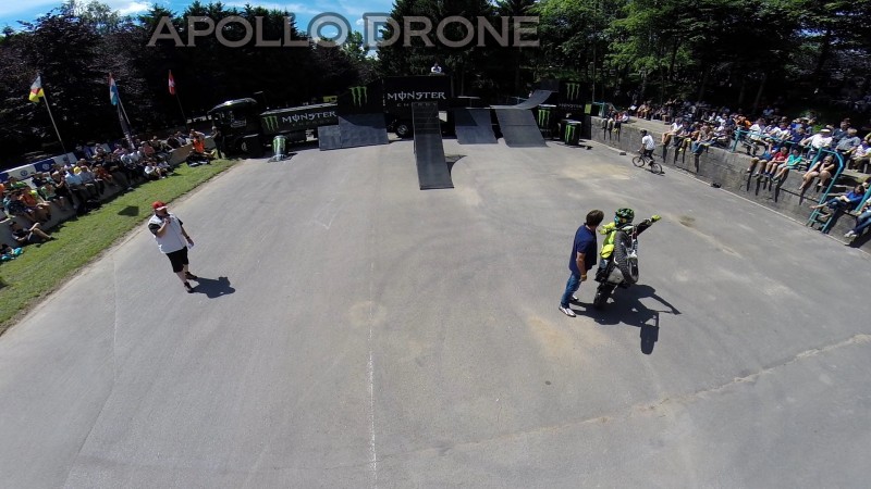 Vue aérienne de Fred Crosset en moto en wheeling qui frole Gérald Delepine