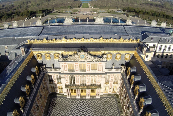 Vidéo de drone : Le château de Versailles et ses jardins.