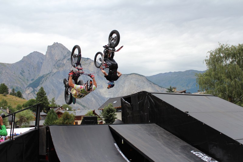 Photo d'un tournage en drone professionnel avec Julien Dupont et Kenny Thomas en backflip