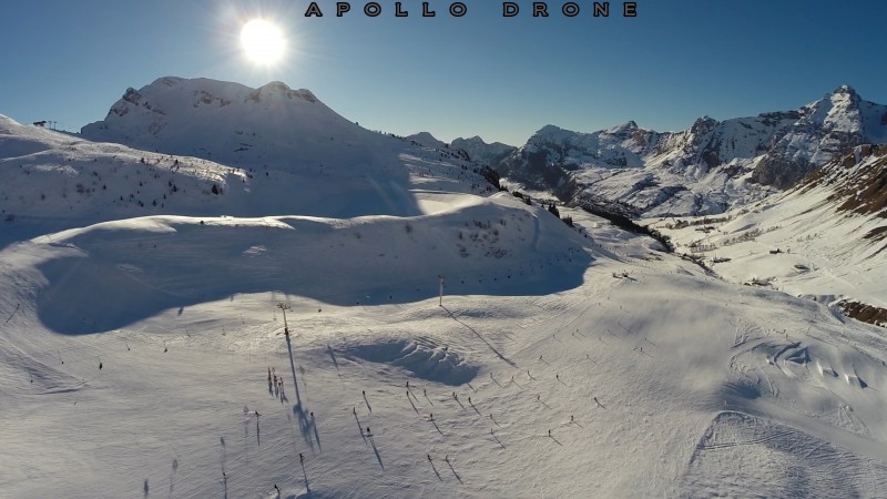 Grand Bornand coucher de soleil sur la montagne et les pistes de ski drone professionnel