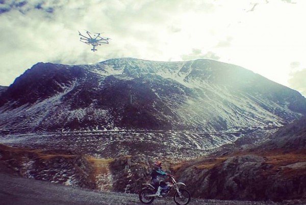 Vidéo en montagne, moto KTM électrique avec Julien DUPONT et vélo Production Privée pour Léo NOBILE