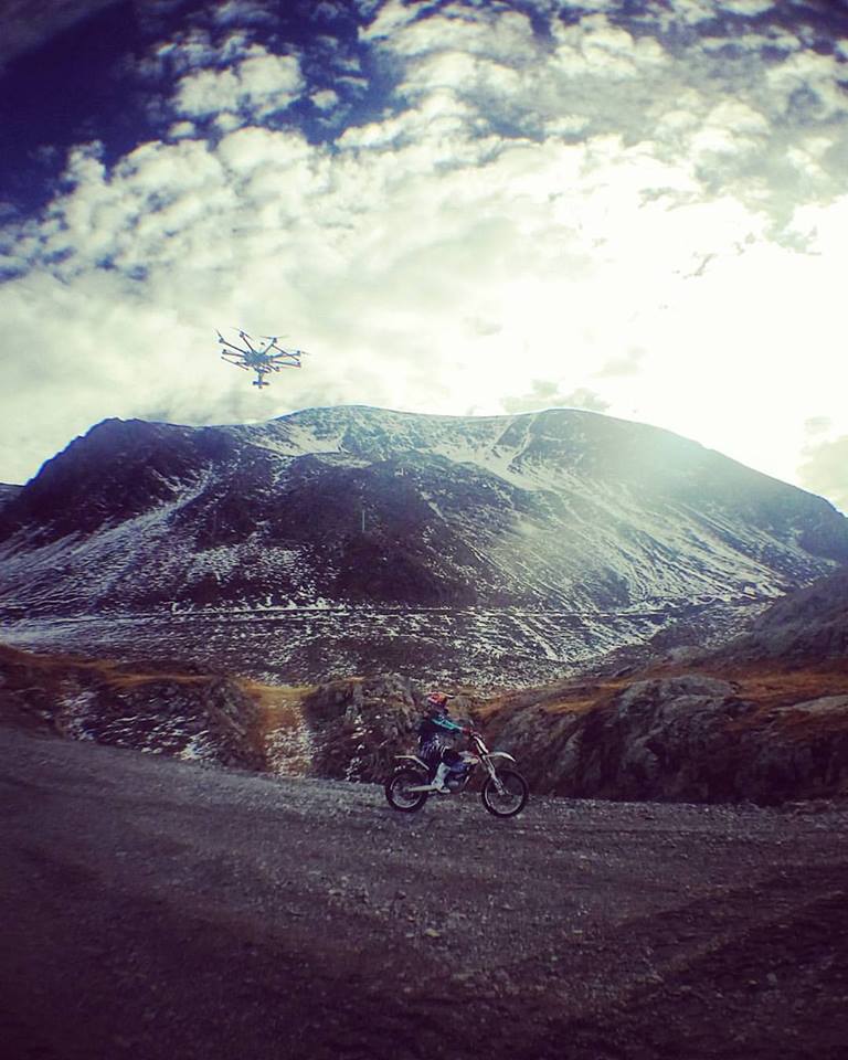 Tournage du clip Land Of Silence avec le drone qui suit Julien DUPONT avec la KTM électrique et Léo NOBILE