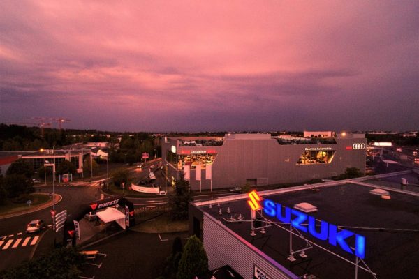 Photo au couché de soleil en drone du magasin Moto Virus et Audi Dardilly