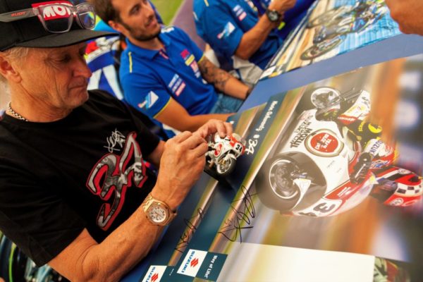 Kevin Schwantz dédicace sa moto Chez Moto Virus