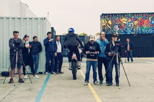 L'équipe de tournage Apollo Drone en pleine concentration