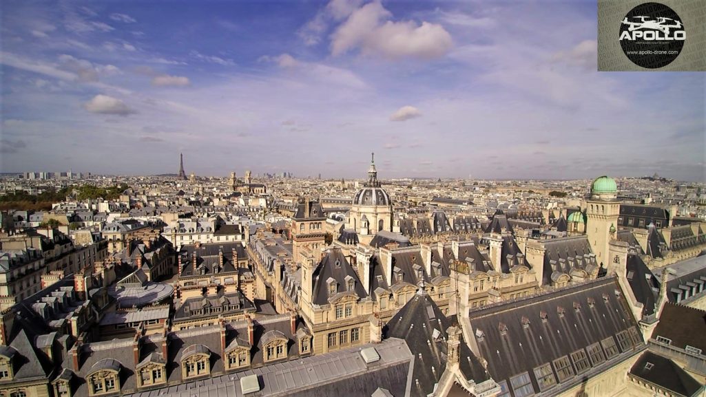 Petite vue en drone de la tour Eiffel et du centre de Paris